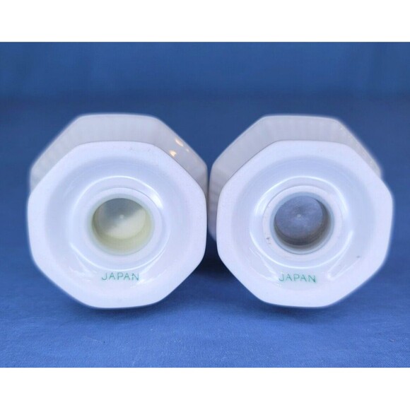 Christmastime Salt & Pepper Shakers NIKKO Japan Holly Berry White Christmas - Picture 5 of 7